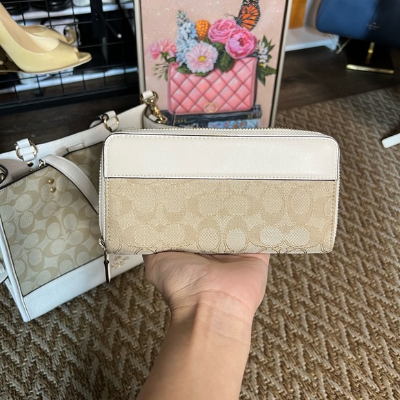 🔥🔥 Beautiful Coach Signature Tote Bag/ crossbody and matching wallet - Picture 13 of 14